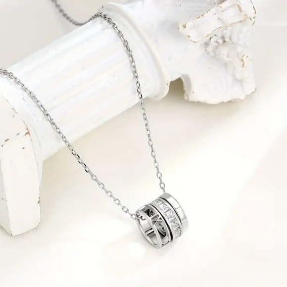 S925 Sterling Silver Minimalist Zircon Three-Ring Circle Pendant Necklace - Picture 5 of 9